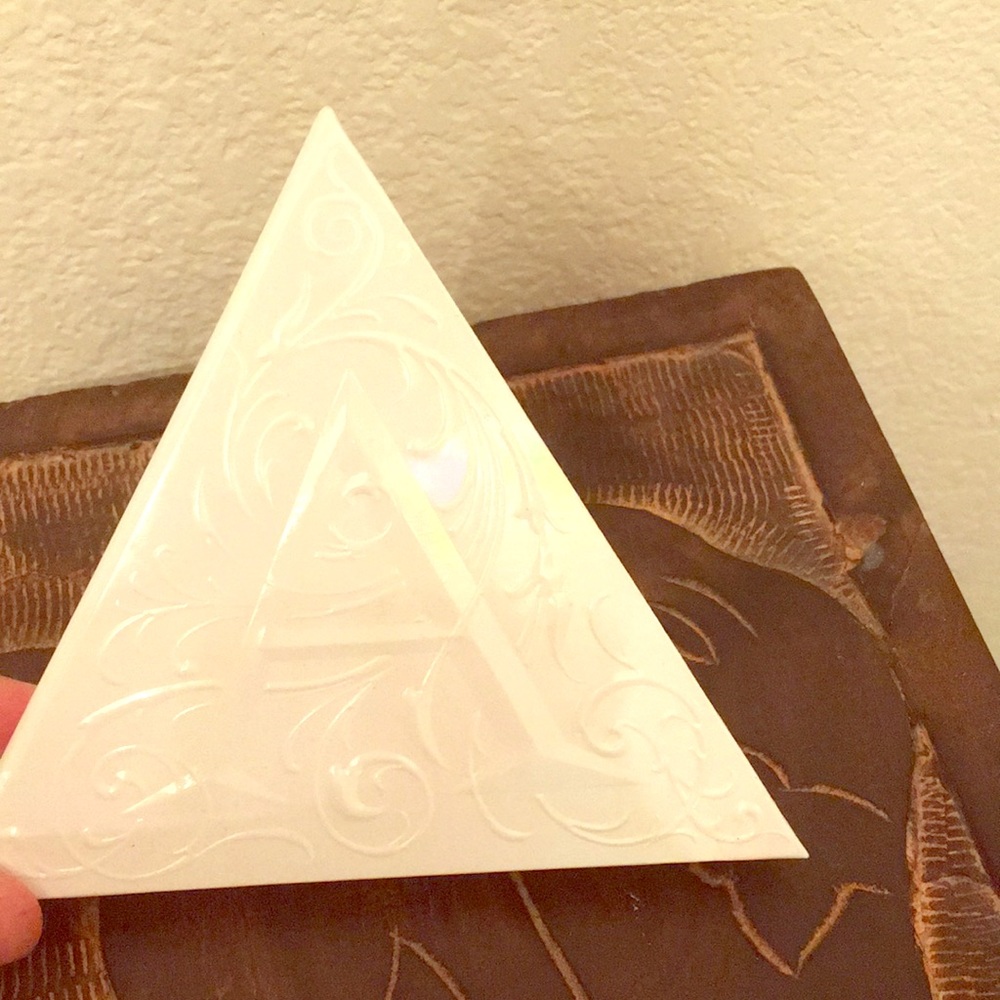 Kat Von D Alchemist highlighter